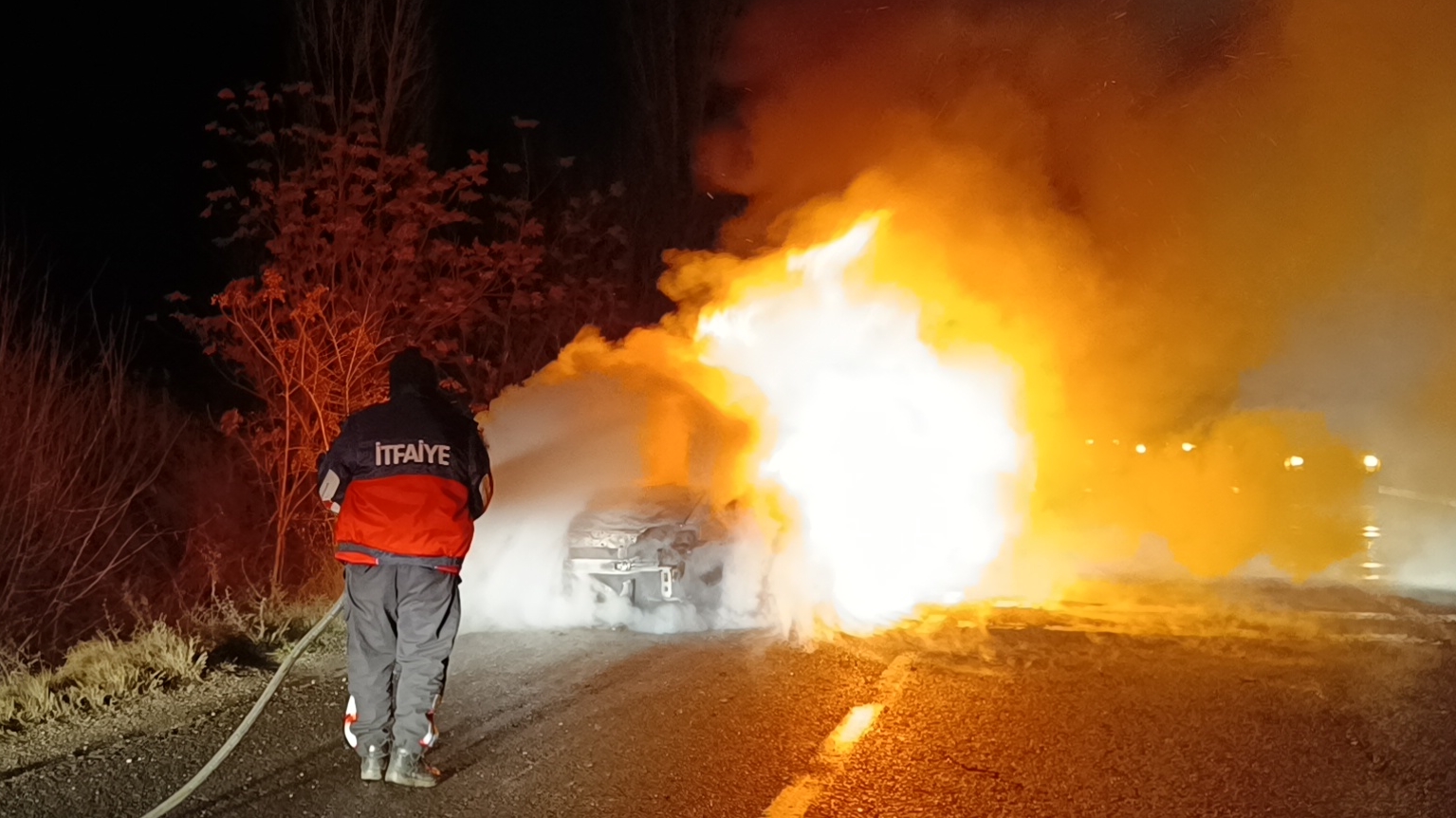 Bilecik’te seyir halindeki otomobil alev aldı