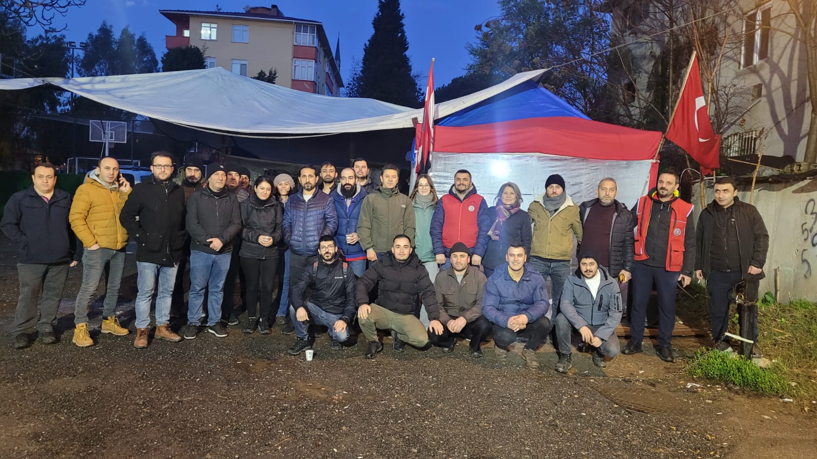 Metal işçileri yasağa rağmen tam katılımla grevde