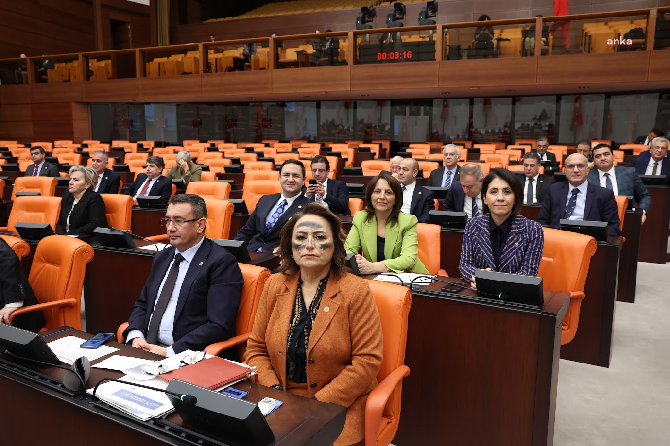 CHP’li Müzeyyen Şevkin, hayatını kaybeden madenciler için kürsüde yüzüne kömür karası sürdü