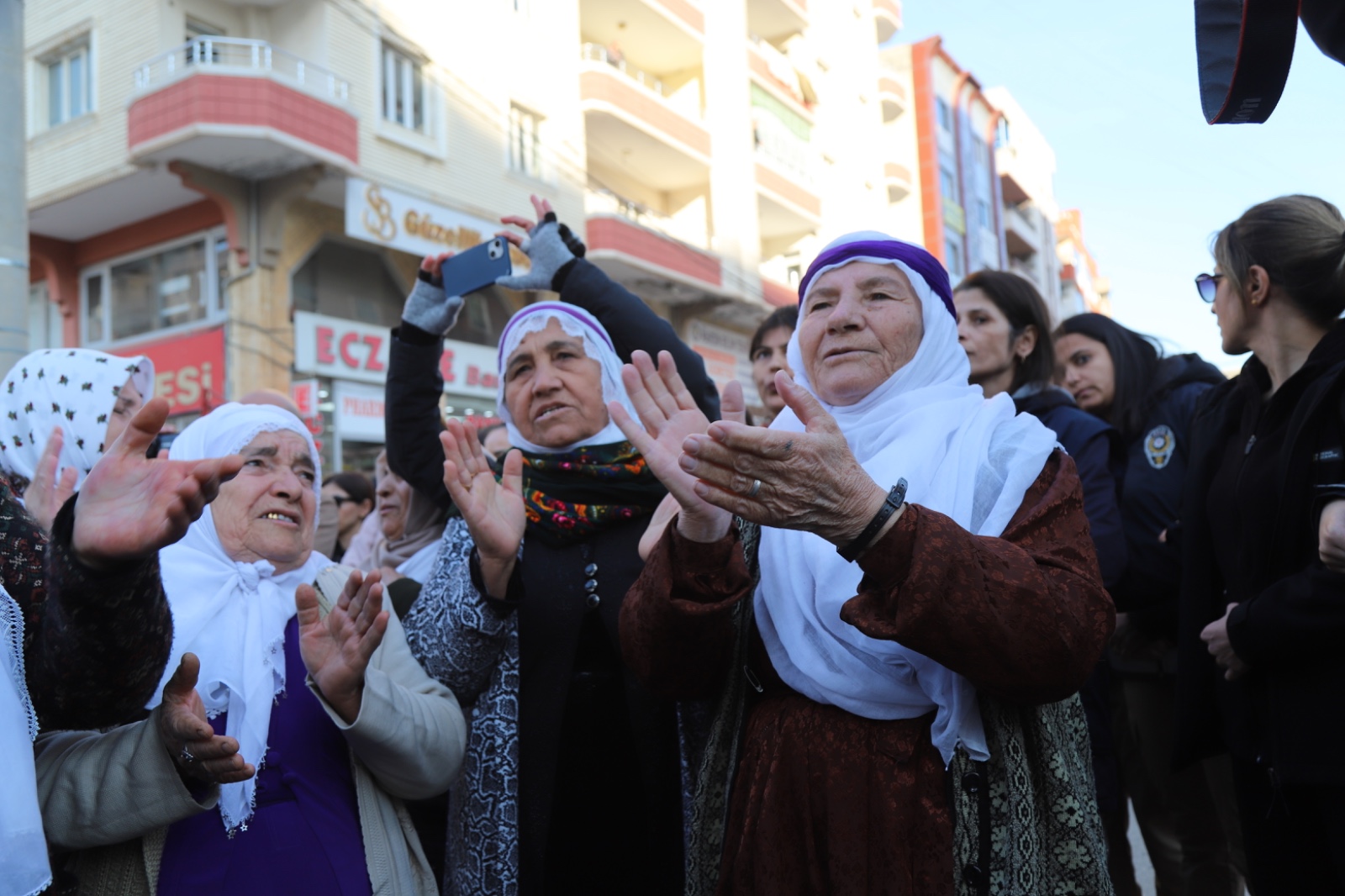 Kadınlar, Suriye’deki çatışmalara karşı ‘yaşam zinciri’ oluşturdu