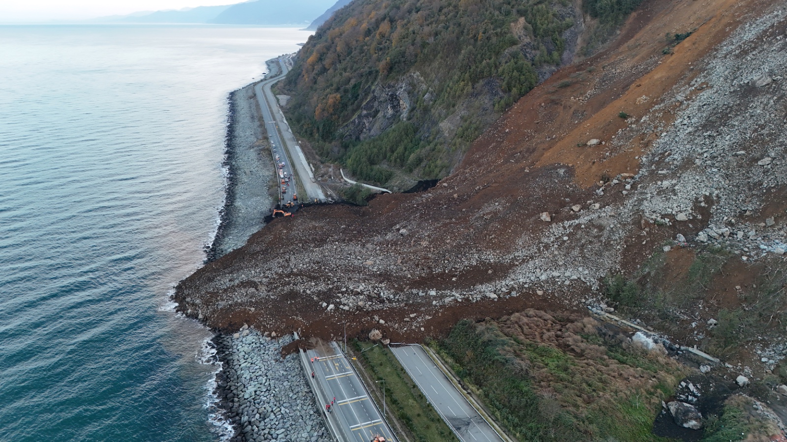 Artvin’de sahil yolunda heyelan meydana geldi: Enkaz altında araç olabilir