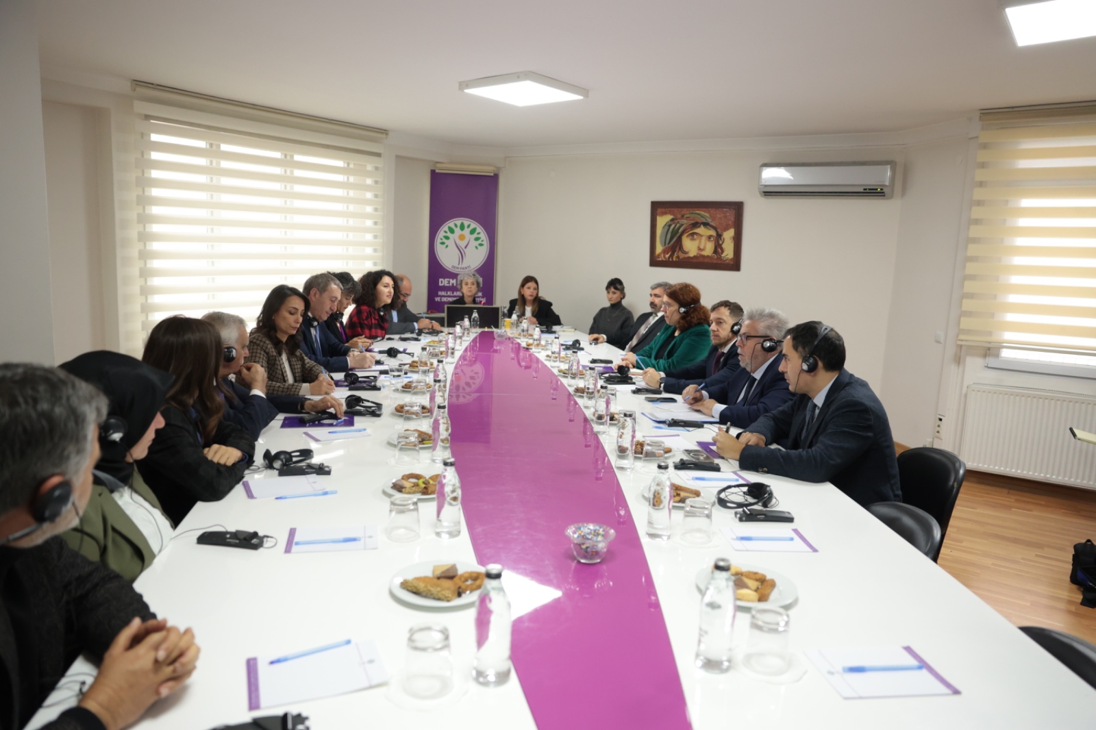 AP Türkiye Raportörü’nden DEM Parti’ye ‘kayyım’ ziyareti