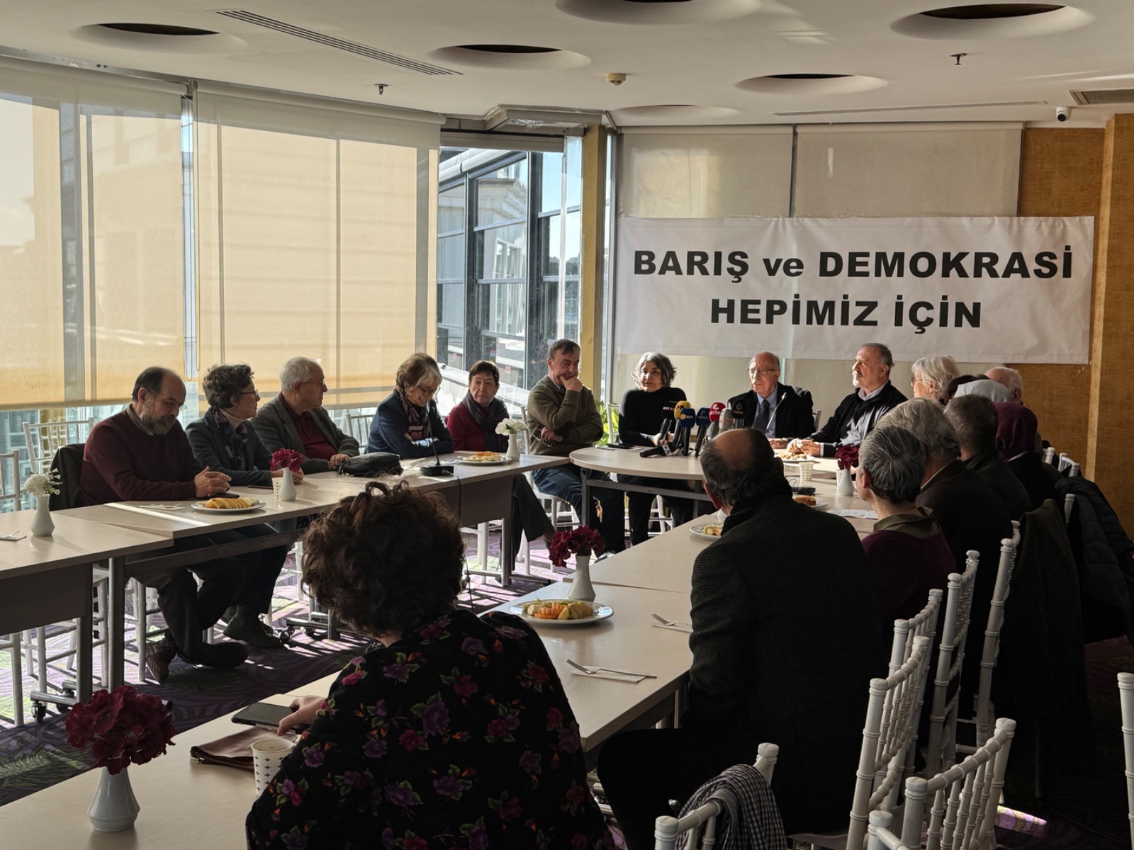 Aydınlardan ortak çağrı: Silahlar sussun, acilen adımlar atılsın