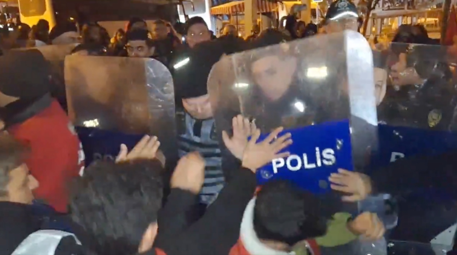 Çadır kurmak isteyen Polonez işçilerine polis müdahale etti