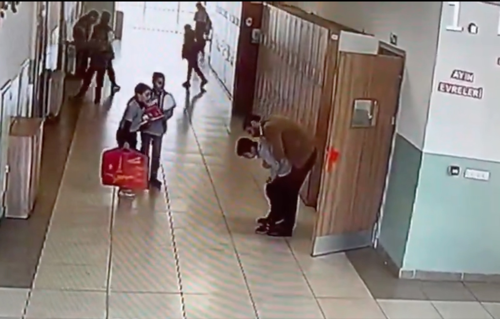 Okul müdürü Heimlich manevrasıyla öğrencisini kurtardı