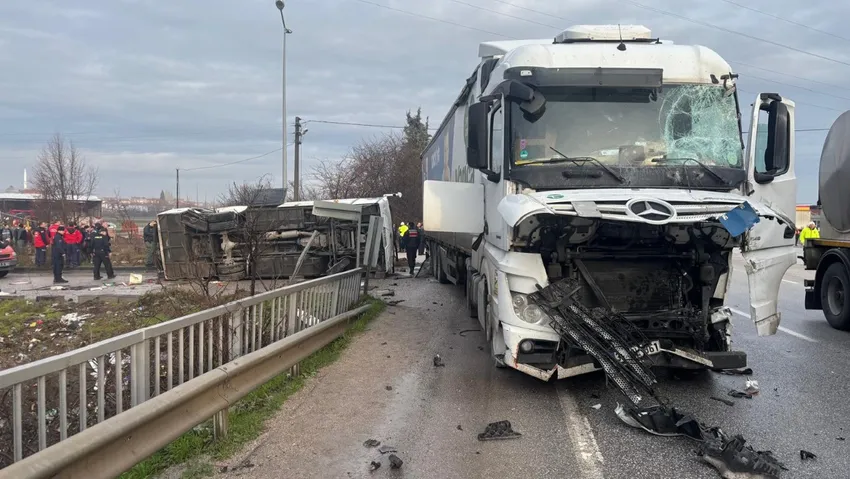 Balıkesir’de TIR’la öğrenci servisi çarpıştı: Çok sayıda yaralı var