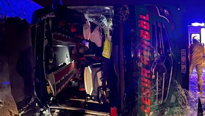 Bingöl’de yolcu otobüsü devrildi: 2 ölü 16 yaralı