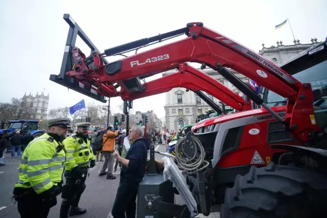 İngiltere’de çiftçiler vergi artışlarını protesto etti