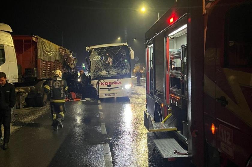 Denizli’de yolcu otobüsü TIR’a çarptı: 1 ölü, 20 yaralı