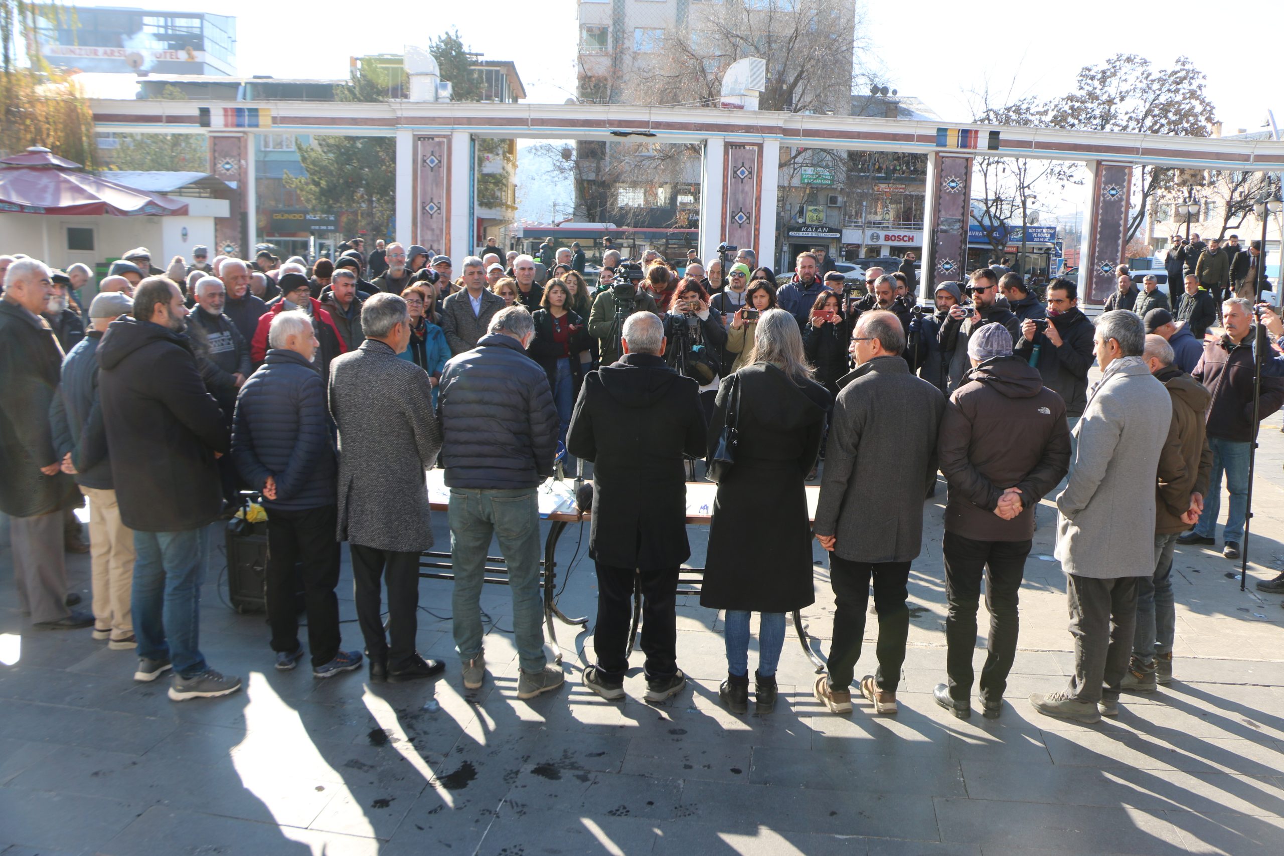 Dersim Belediyesi meclisi toplantısı sokakta yapıldı