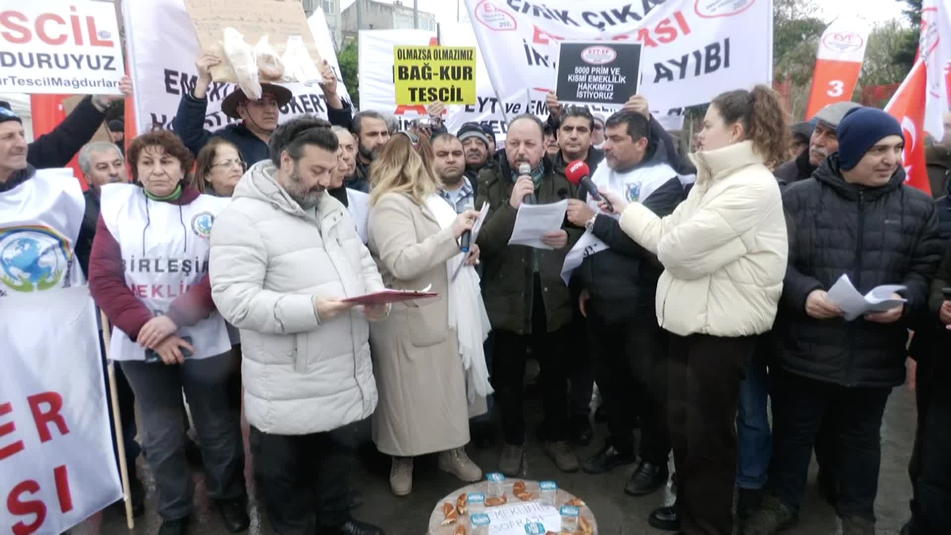 Emeklilerden ‘simit sulu sofrayla’ maaş protestosu