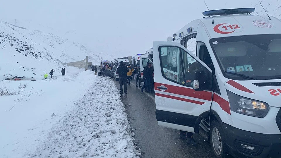 Erzincan’da yolcu otobüsü şarampole devrildi: 1’i ağır 27 yaralı