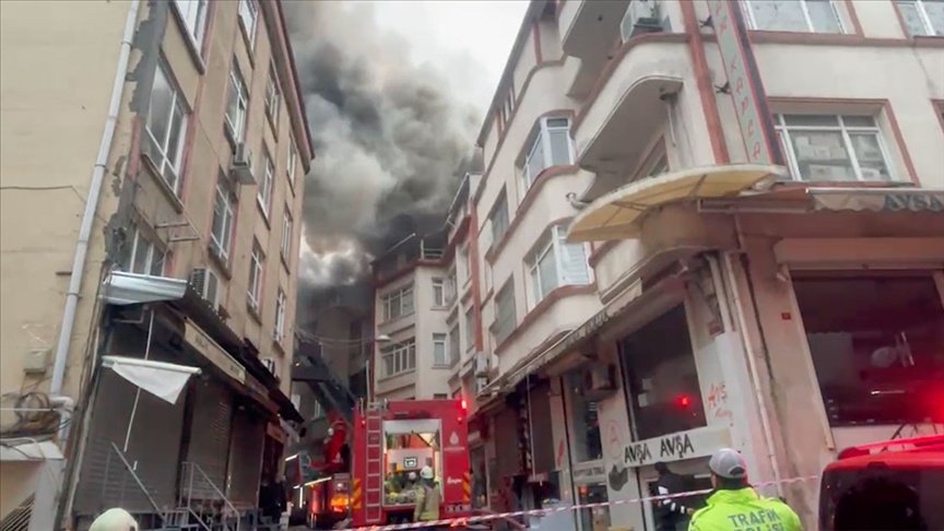 İstanbul Fatih’te 4 katlı binada yangın çıktı