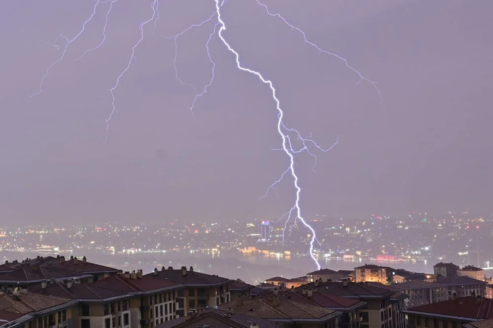 30 il için sarı ve turuncu kodlu kuvvetli sağanak ve fırtına uyarısı