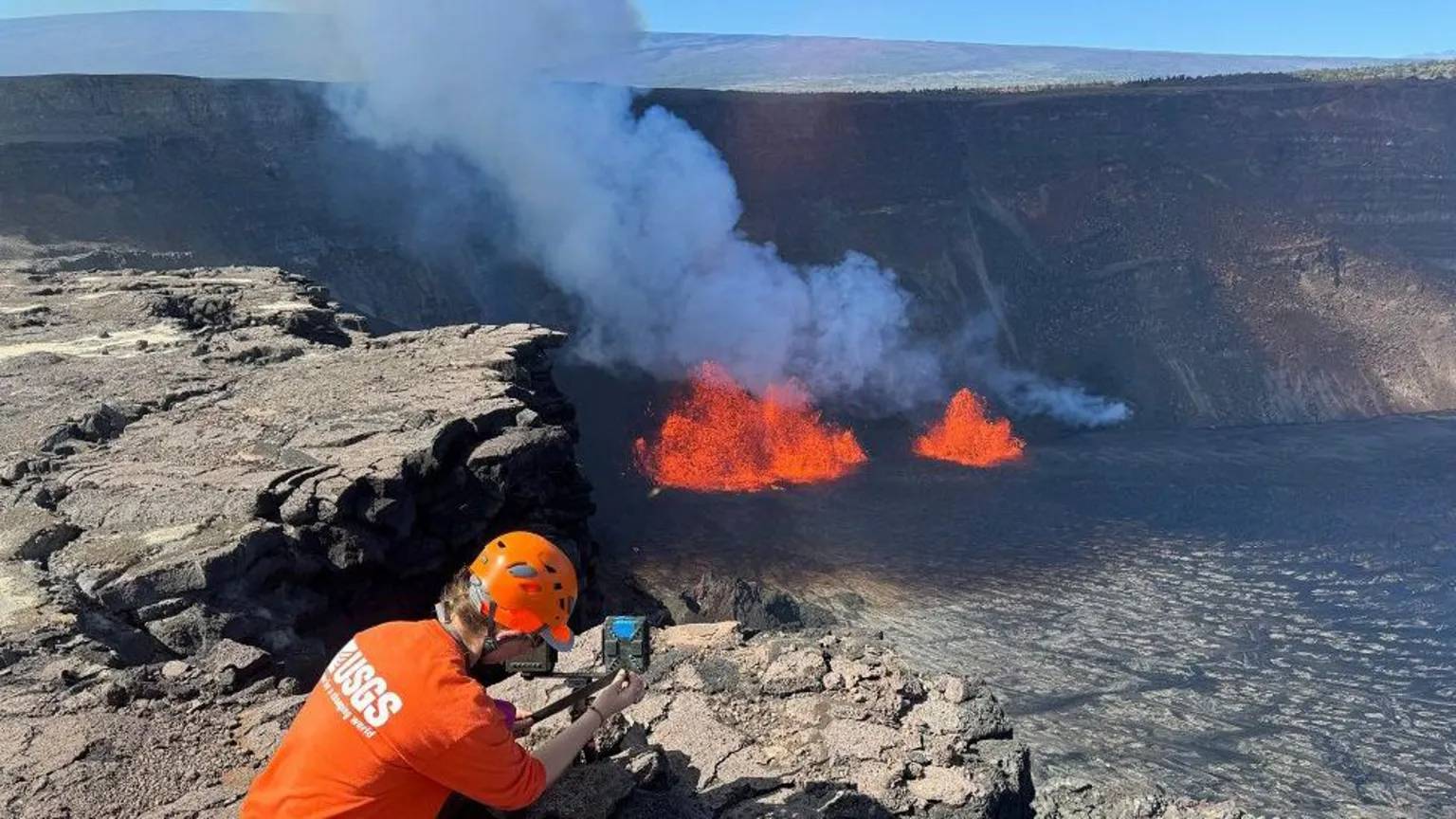 Hawaii’de yanardağda tehlikeli an: Çocuk son anda kurtarıldı