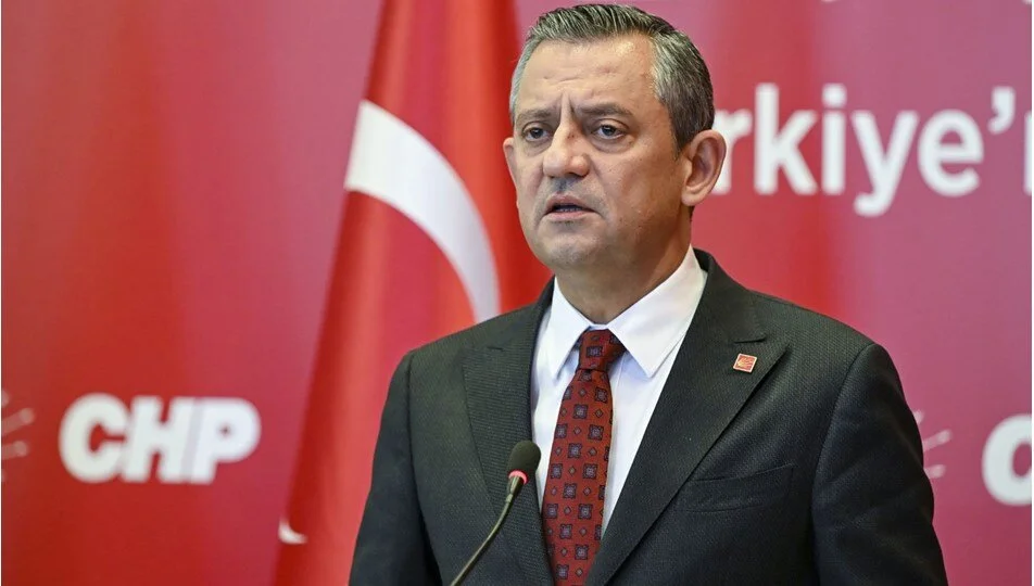 Erdoğan’ı protesto eden 9 kişinin tutuklanmasına Özgür Özel’den tepki