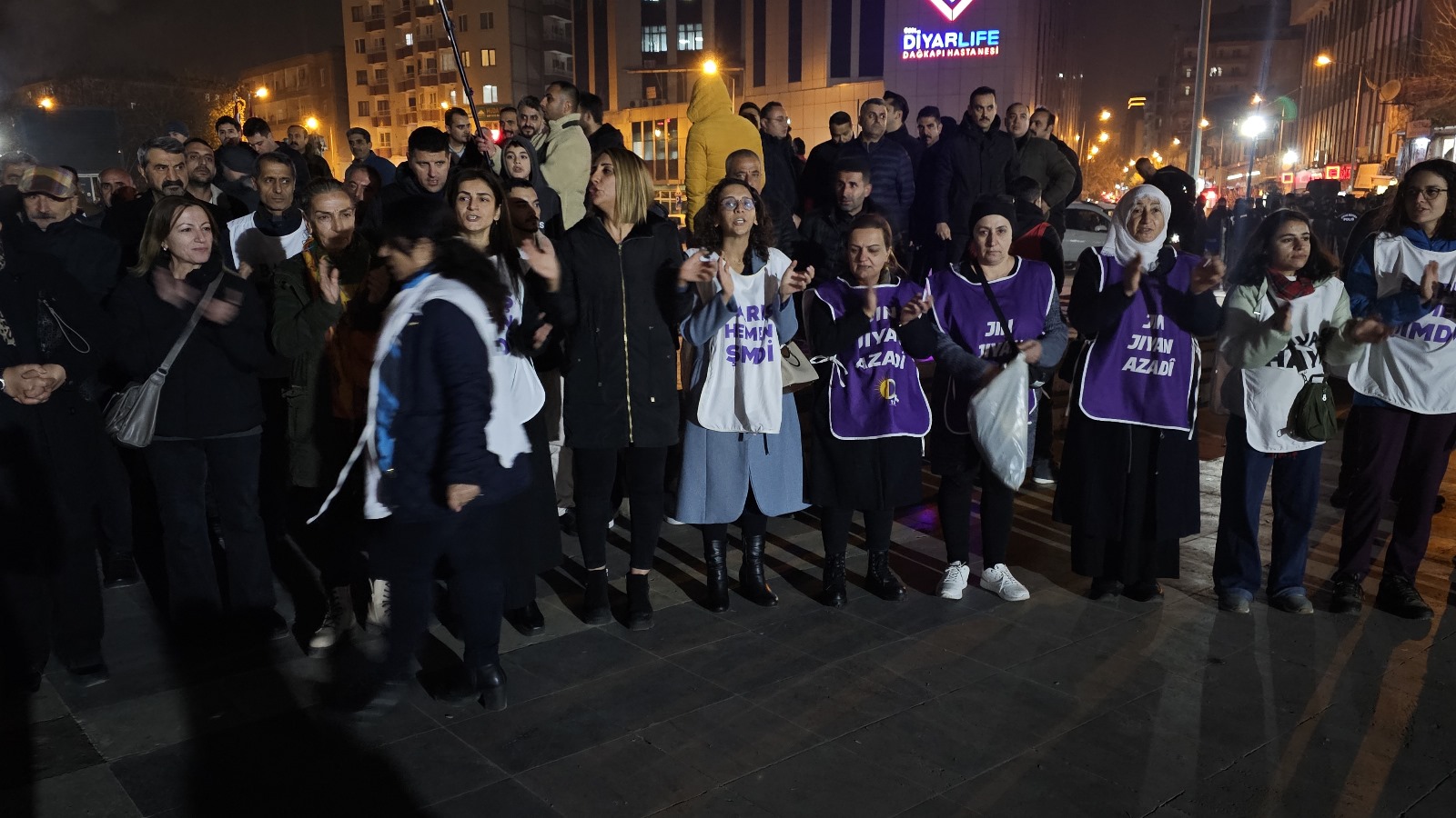 Kuzey ve Doğu Suriye’deki saldırılar birçok kentte protesto edildi