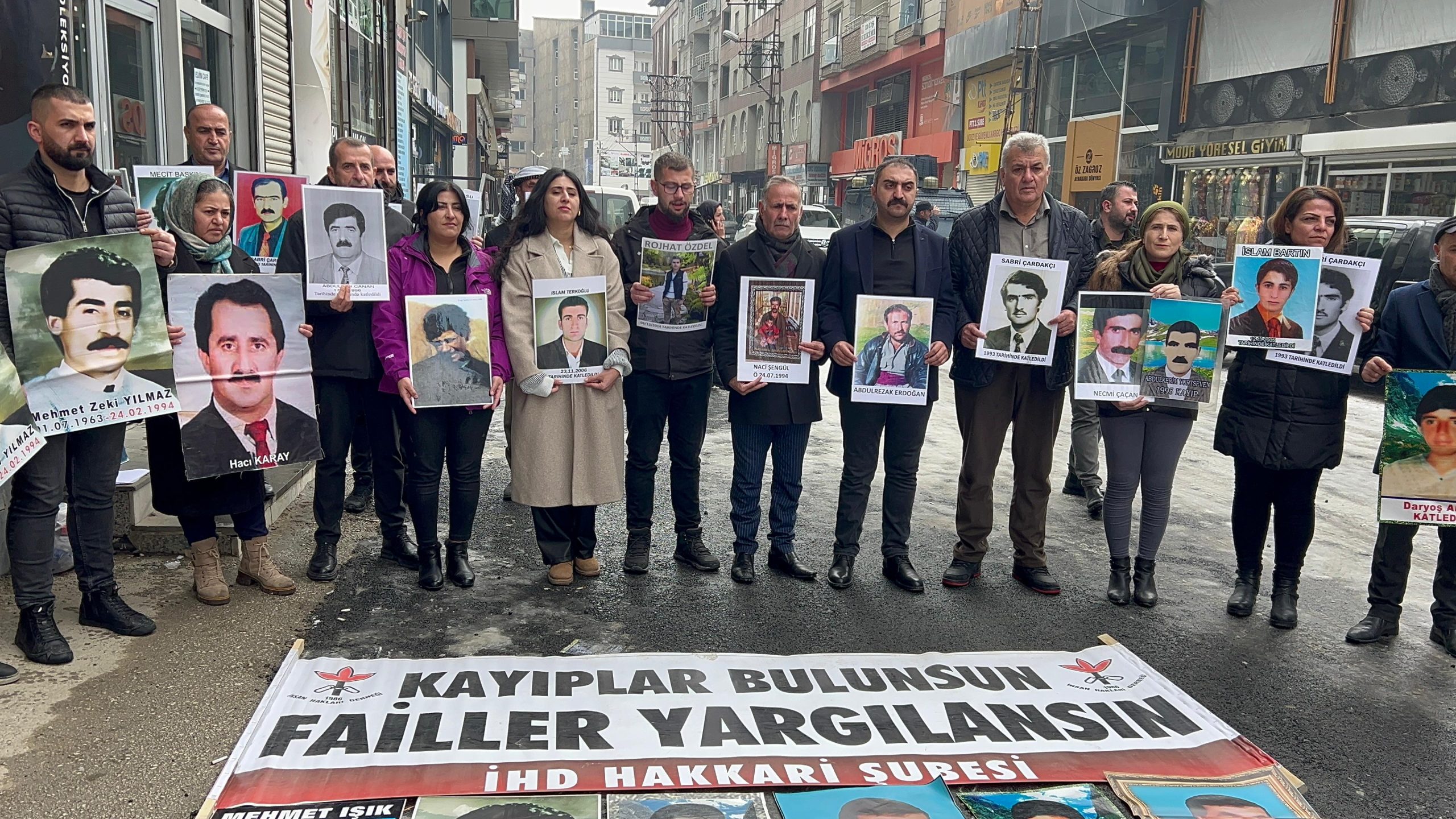 Kayıp yakınları gazetecilerin öldürülmesini protesto etti