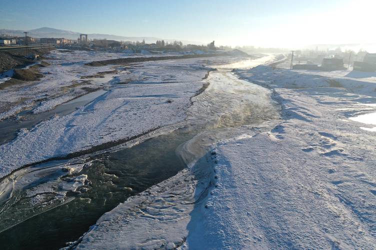 Ağrı’da Murat Nehri kısmen dondu