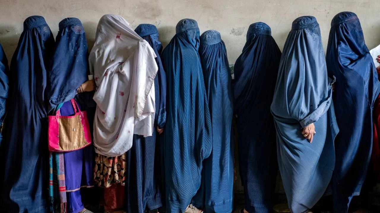 Taliban, kadınların daha fazla kullandığı odalara pencere yapılmasını yasakladı