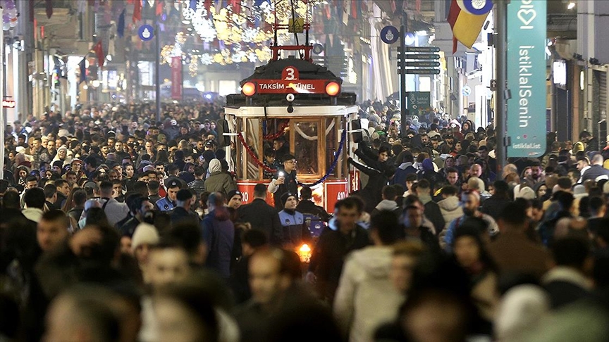 Taksim Meydanı ve İstiklal Caddesi’nde yılbaşı yoğunluğu
