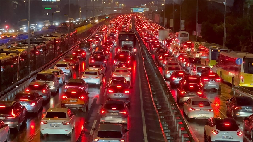İstanbul’da akşam saatlerinde trafik yoğunluğu yüzde 90’a ulaştı