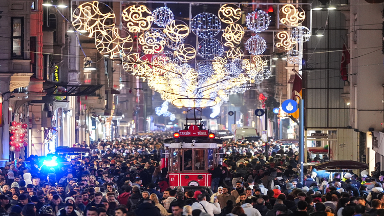 Türkiye 2025’e kutlamalarla girdi