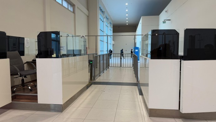 Gazetecilerin cenazesini almak sınırda bekletilen heyete battaniye verilemedi