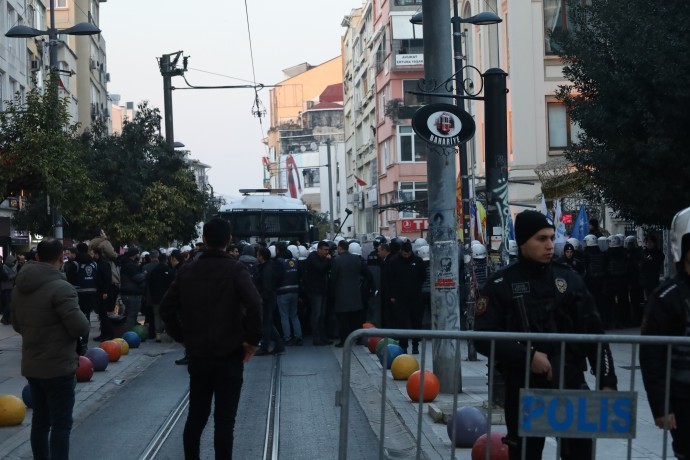 Kadıköy’de gözaltılara karşı protestoda en az 40 kişi gözaltına alındı