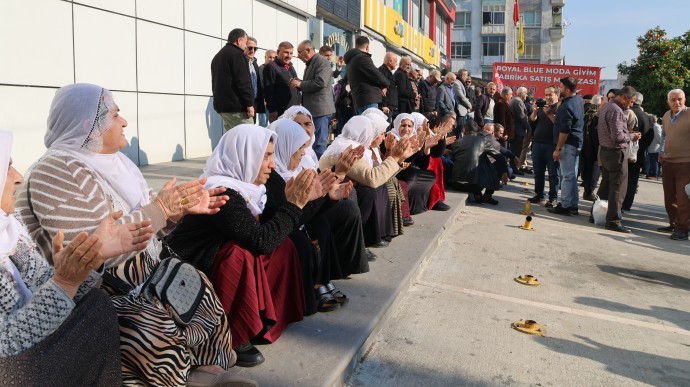 Akdeniz Belediyesi’ndeki kayyım nöbeti 2’nci gününde