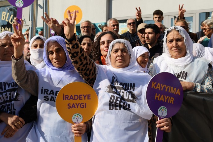 Akdeniz’de kayyım nöbeti 10’uncu gününde: Belediyeyi alana kadar buradayız