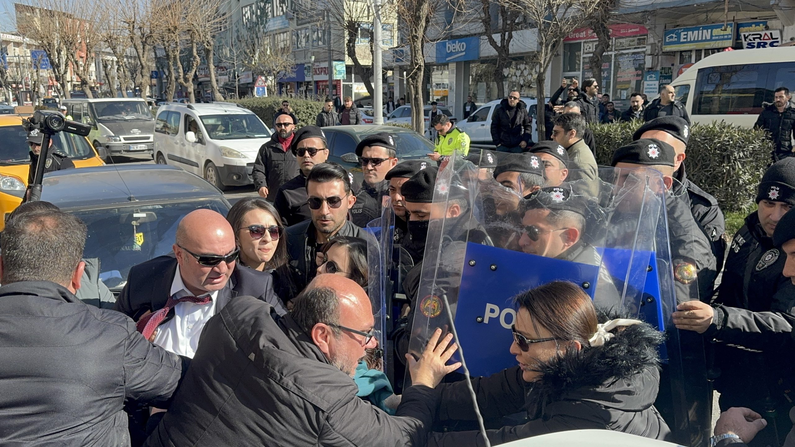 Siirt Belediyesi önündeki kayyım protestosu ikinci gününde