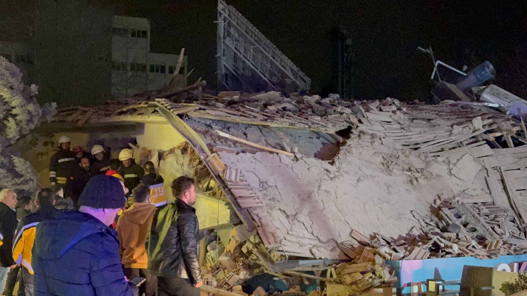 Konya’da 3 katlı bina çöktü