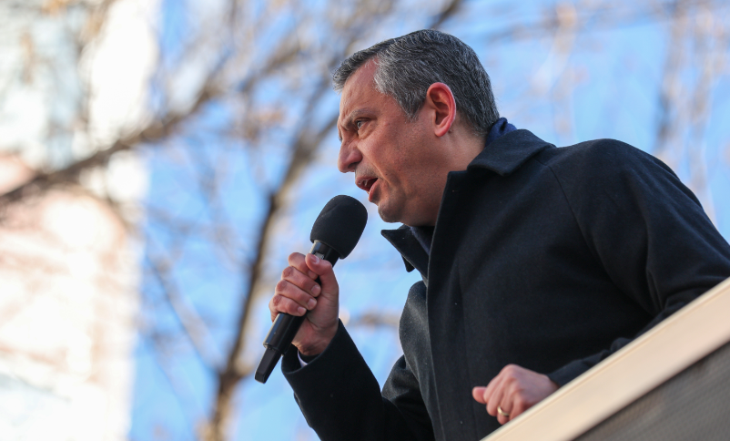 Özgür Özel’den asgari ücret tepkisi: Bu maaşı verene yol veriyoruz