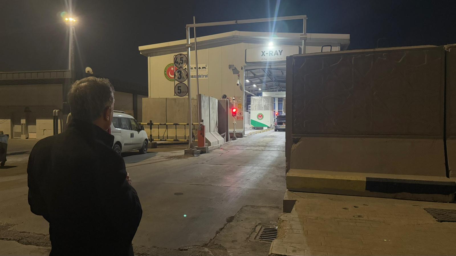 Gazetecilerin cenazesini almaya giden heyet sınırda bekletiliyor