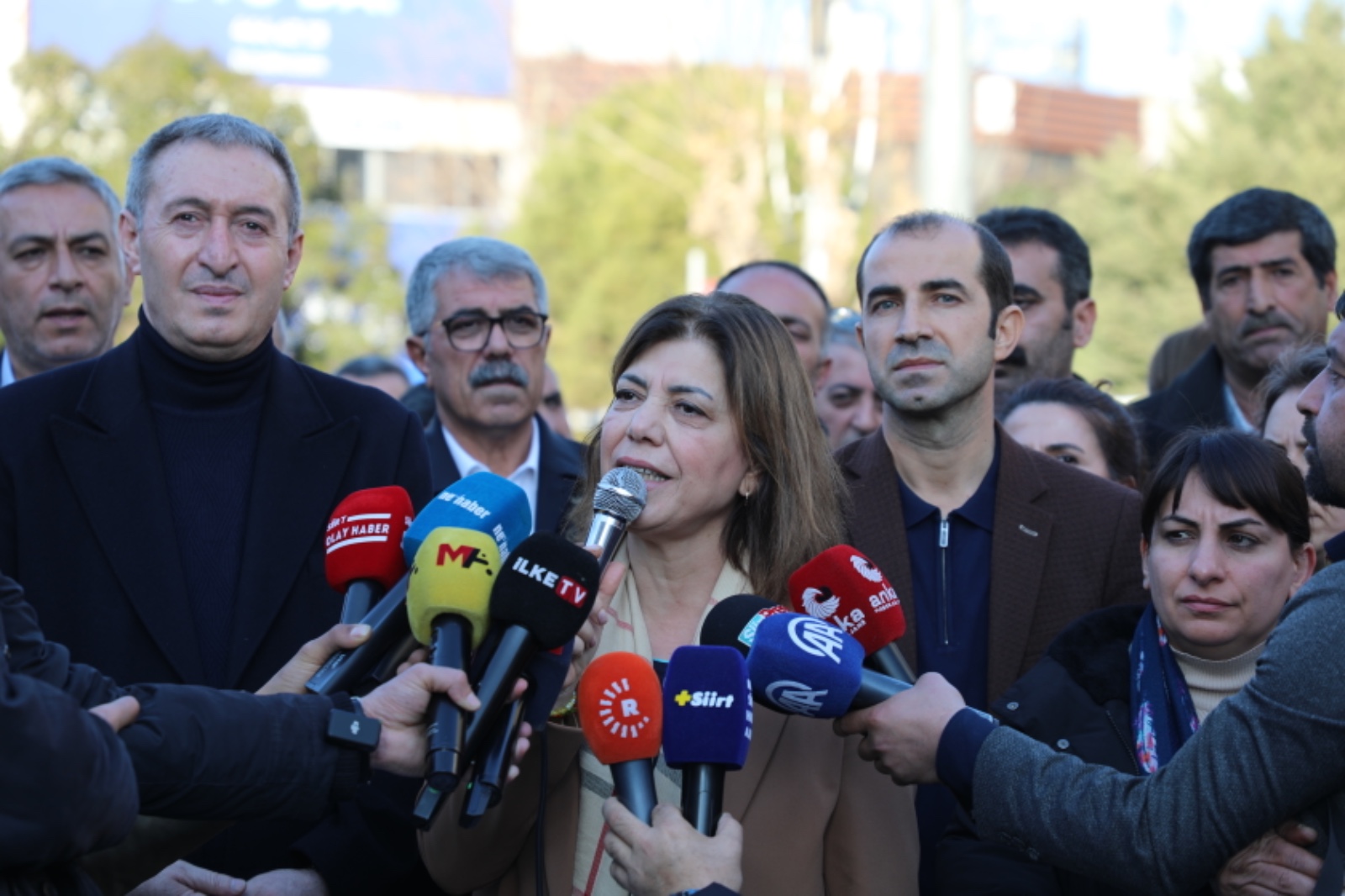 Meral Danış Beştaş: Kaç kişinin cebinde isimlik var?