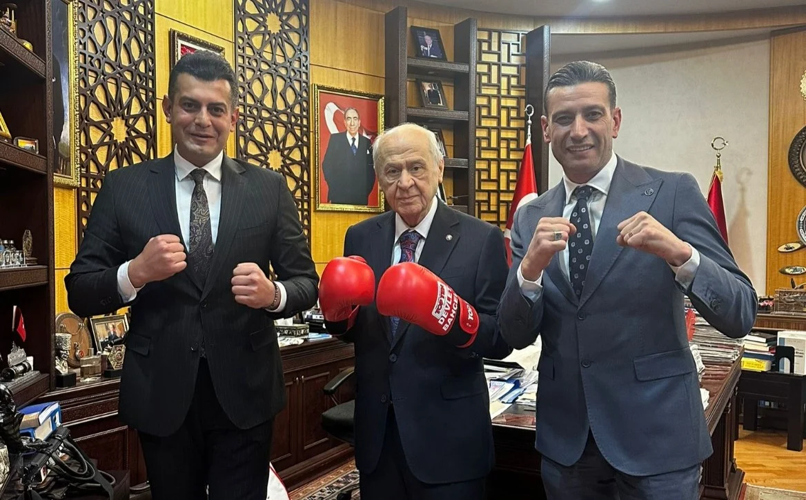 Devlet Bahçeli boks eldivenli poz verdi