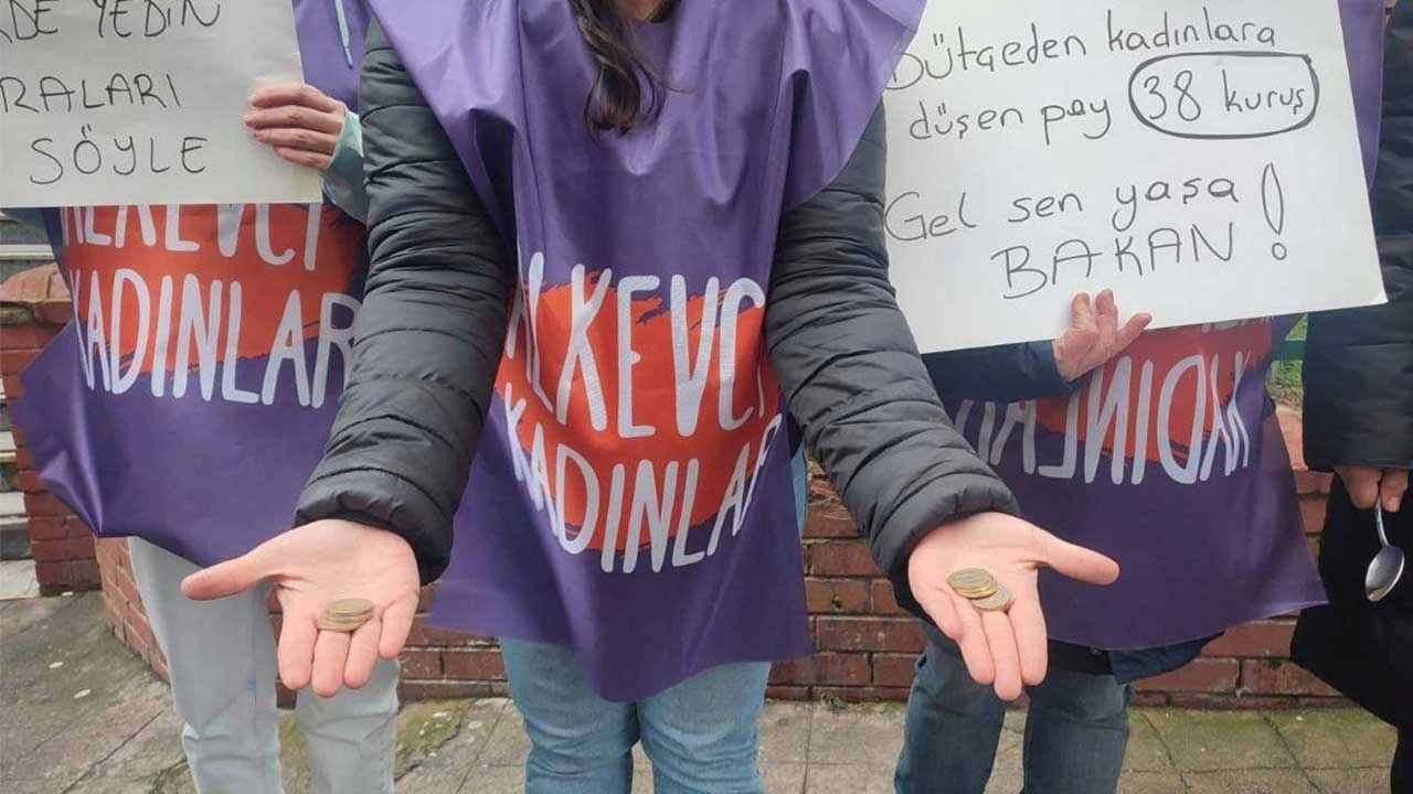Kadınlardan bütçe protestosu: Bakanlığa 38 kuruşluk zarf bırakıldı