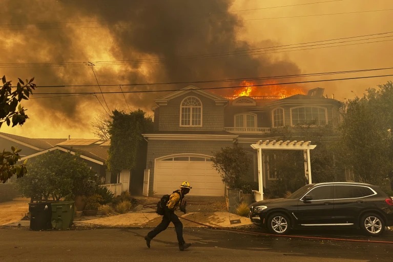 Los Angeles’ta dev yangın: 30 bin kişi tahliye edildi