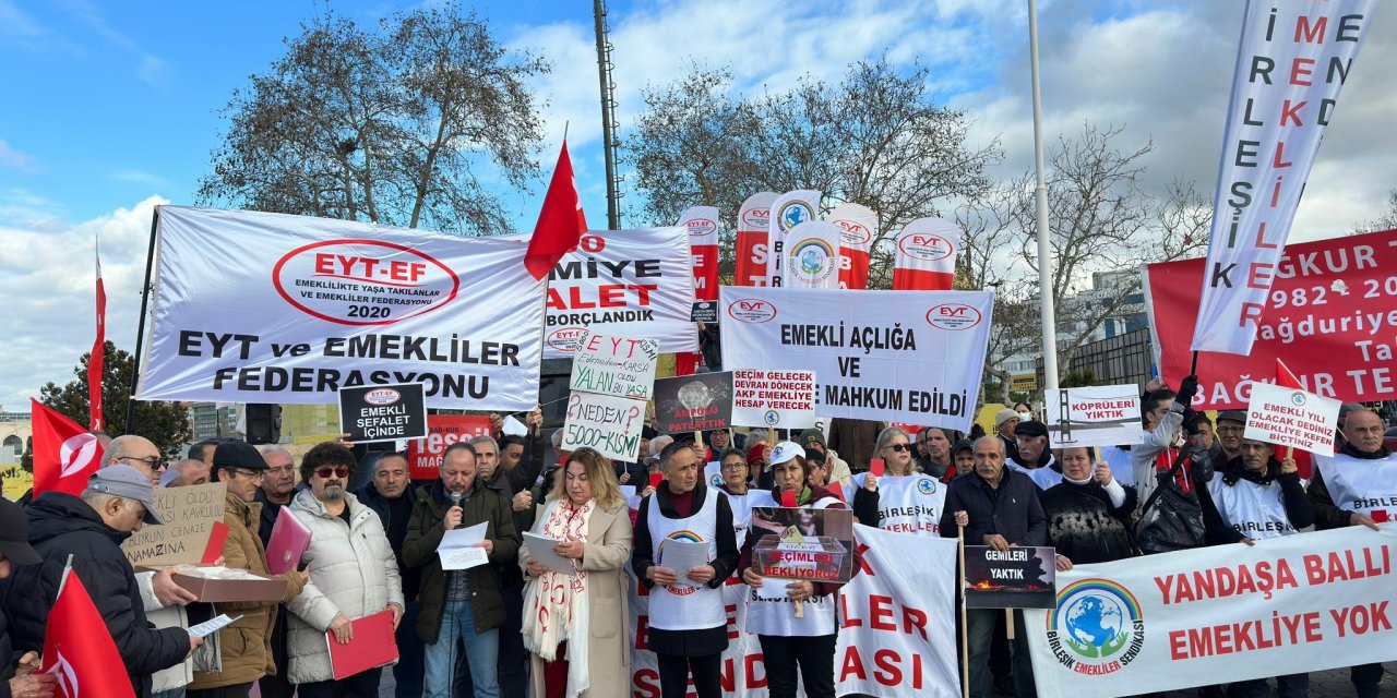 Emekliler ‘öldük’ diyerek maaş zammını protesto etti