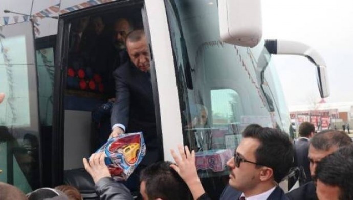Erdoğan’a ‘evim yok’ diyen depremzede kadın korumalarca uzaklaştırıldı