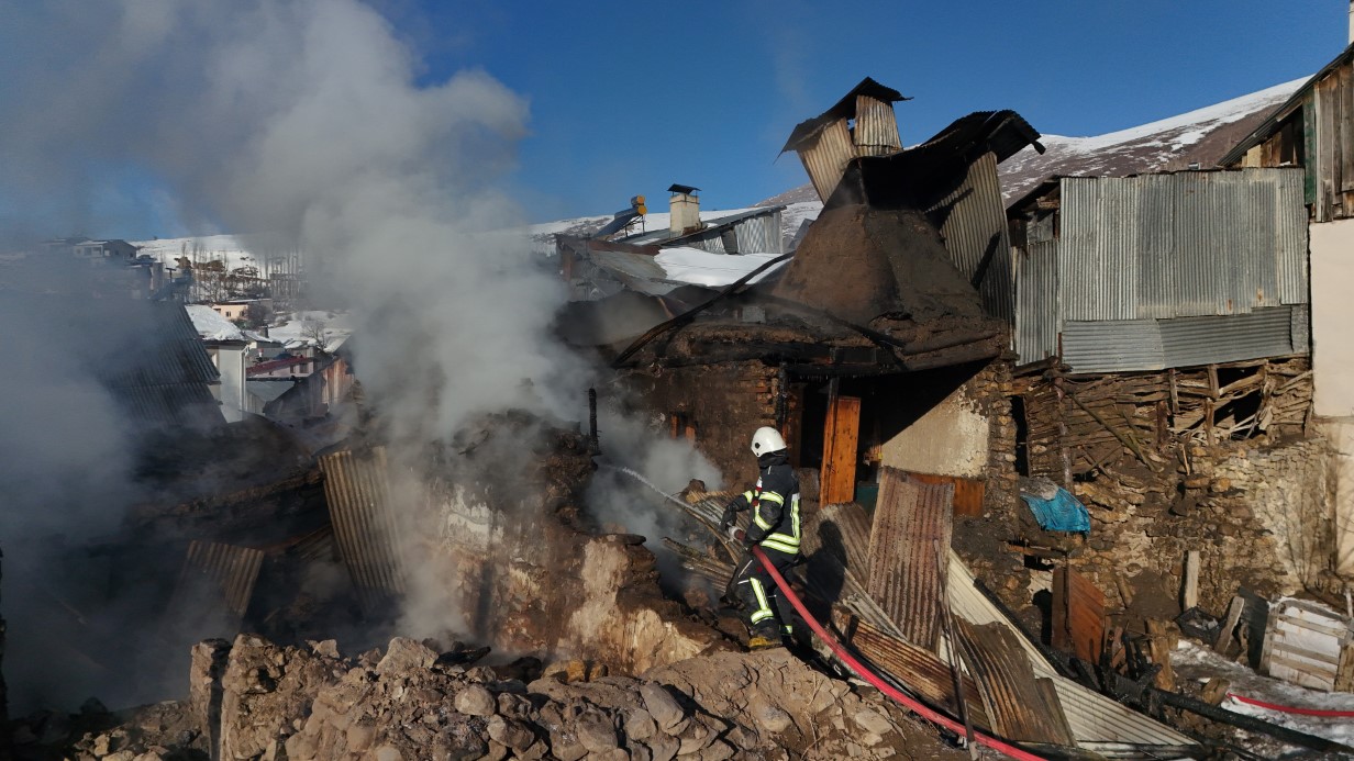 Erzurum’da yangın: 10 ev, 5 ahır ve 3 depo yandı