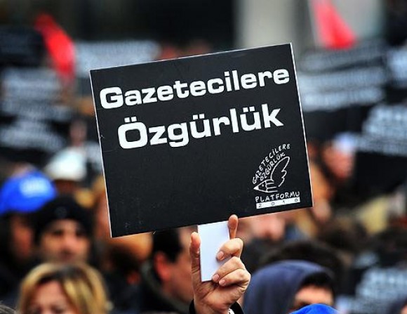 Gazeteciler bayramı cezaevinde karşıladı