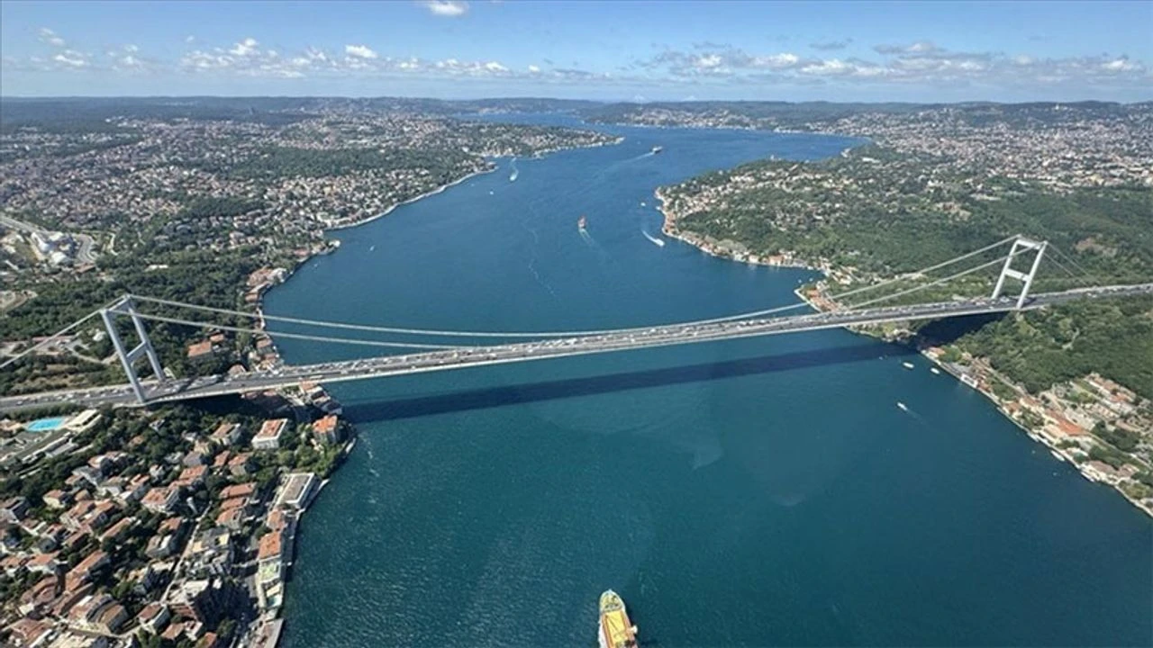 İstanbul Boğazı’nda gemi trafiği askıya alındı: Kaybolan kardeşler aranıyor