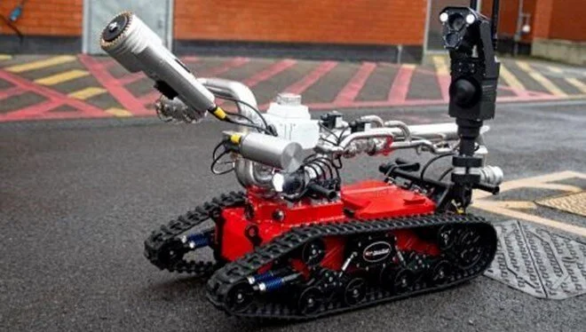 İngiltere’de üretilen itfaiye robotu yangına dakikada 2 ton su püskürtüyor