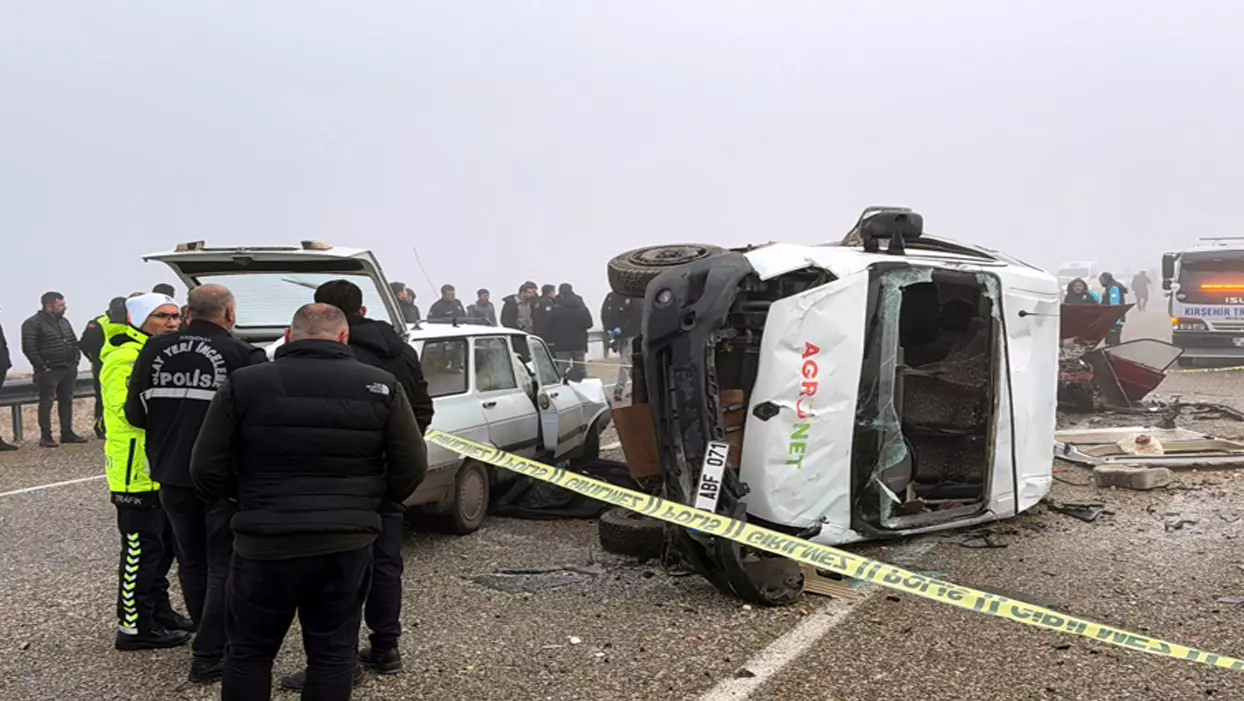 Kırşehir’de işçi servisi kaza yaptı: 3 ölü 18 yaralı