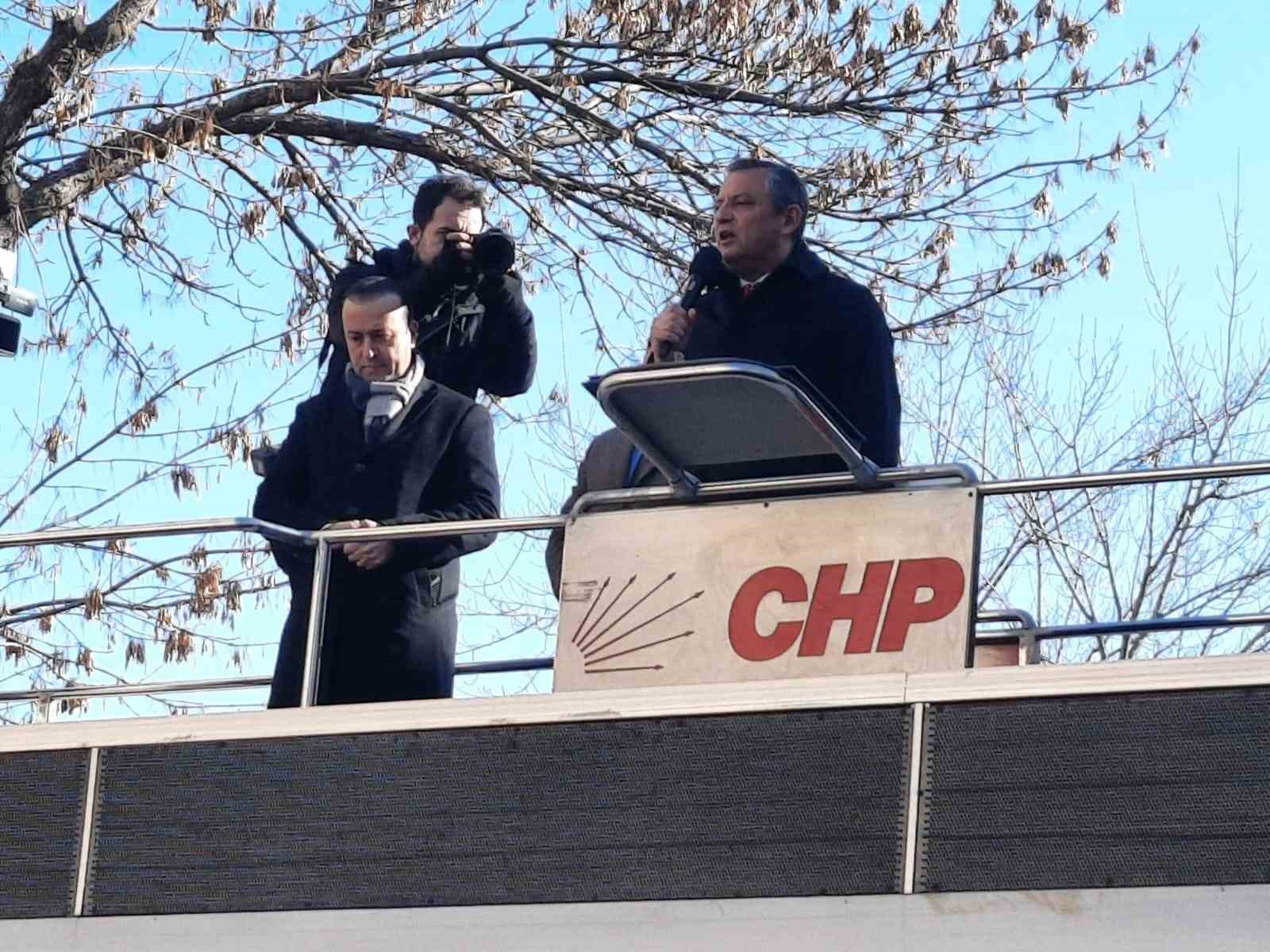 Özel’den siyasi partilere çağrı: En düşük emekli maaşını asgari ücrete çıkaralım