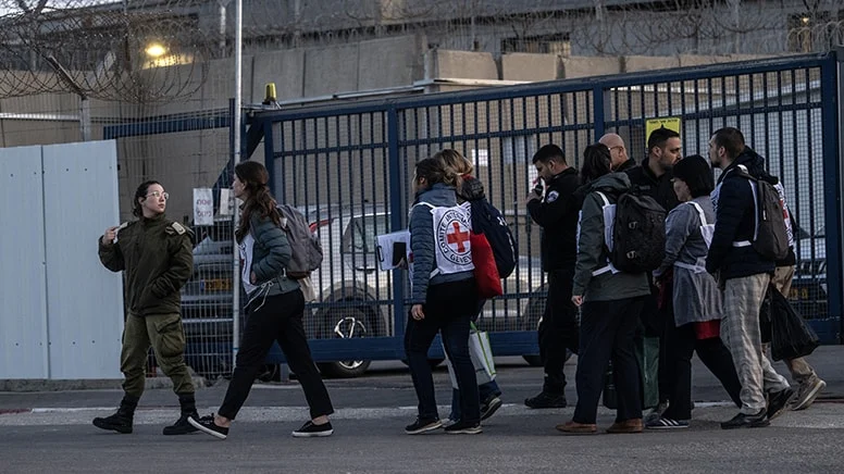 Hamas ateşkesin ilk aşamasında 3 İsrailli rehineyi serbest bıraktı