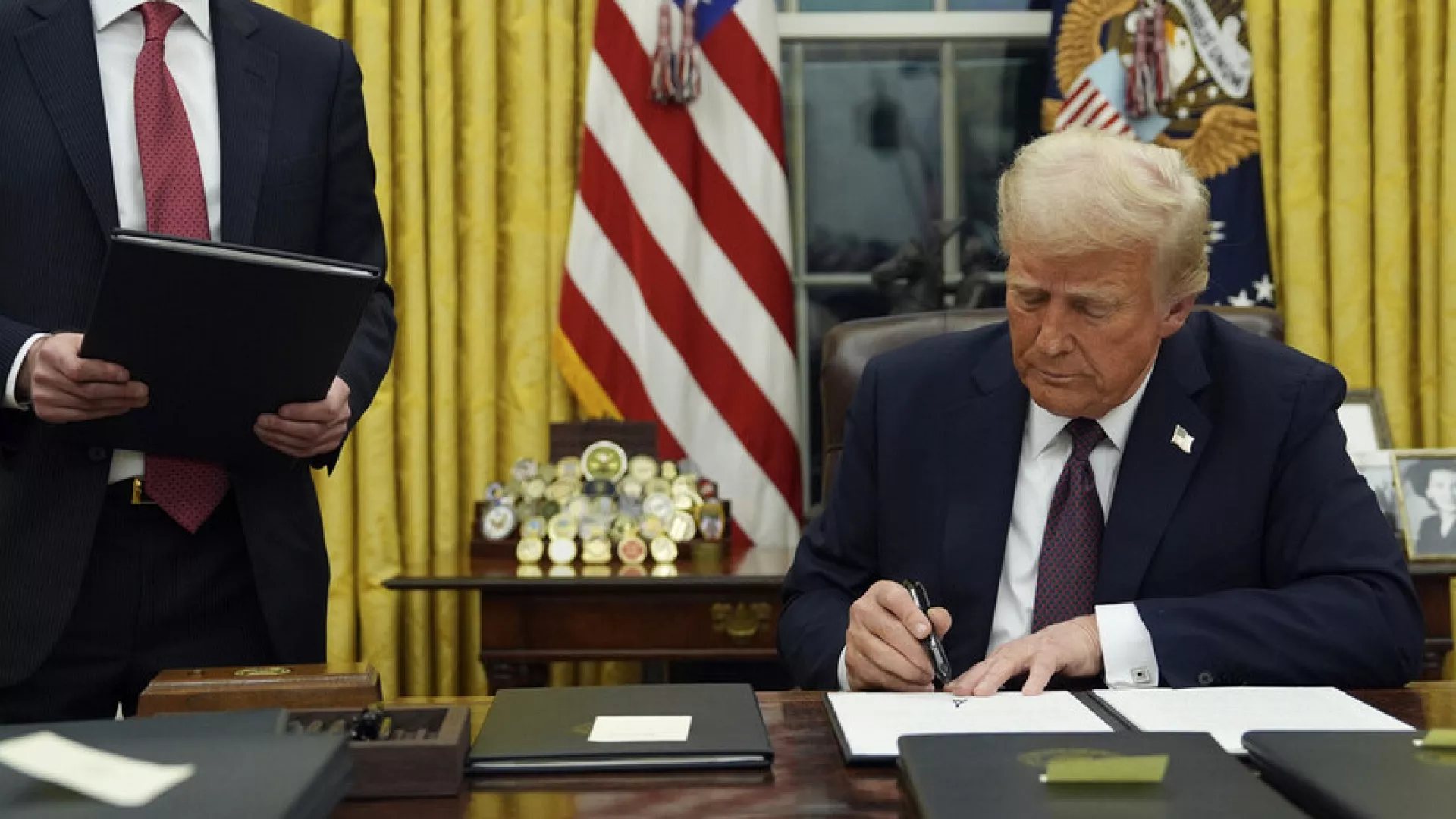 Başkanlığının ilk gününde Trump’tan çok sayıda kararname