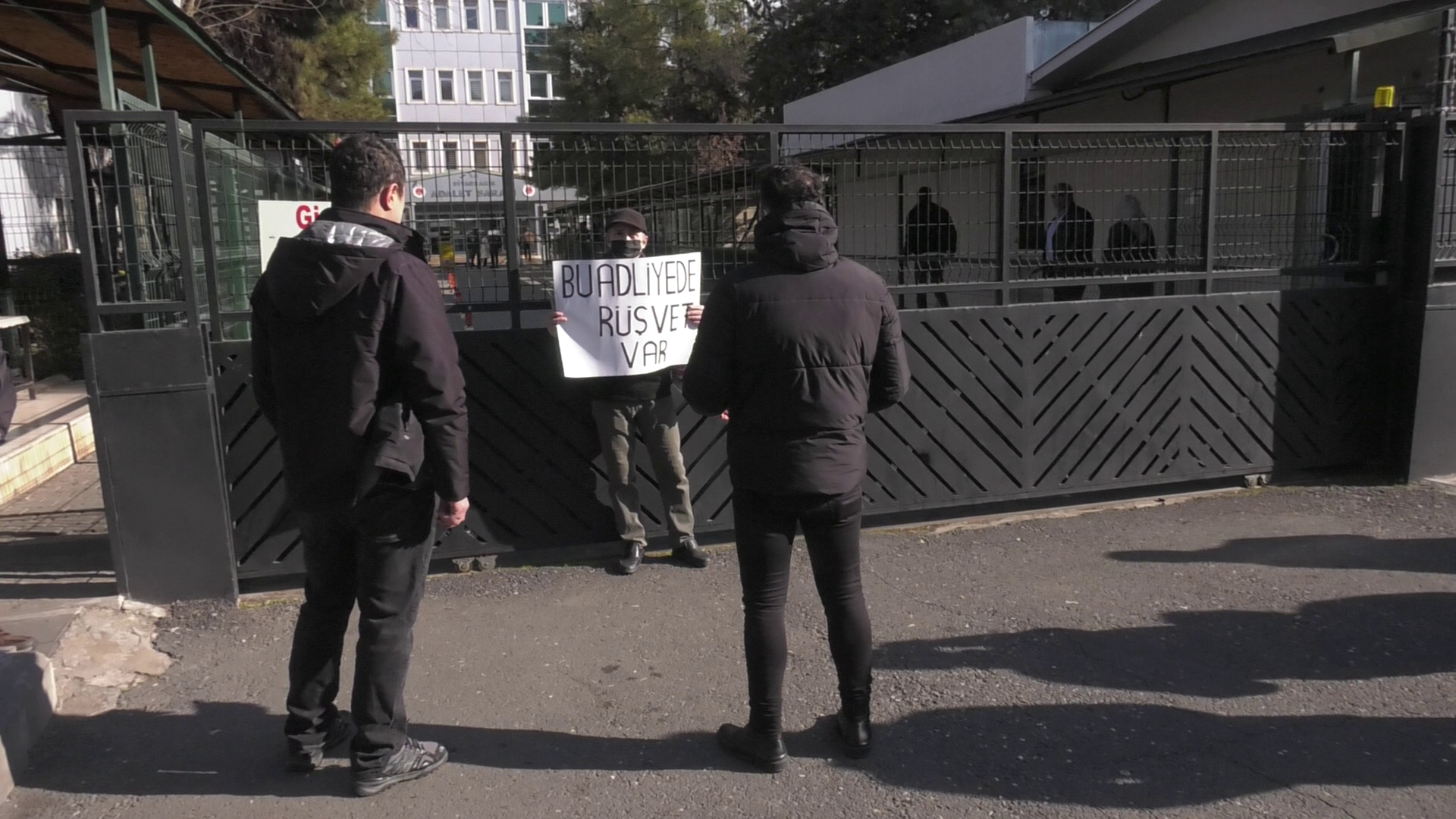 ‘Bu adliyede rüşvet var’ döviziyle Diyarbakır Adliyesi’nde protesto